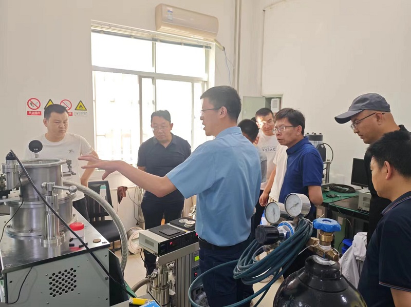 1748240785851155.jpg 蘭州交通大學老師洽談調研.jpg